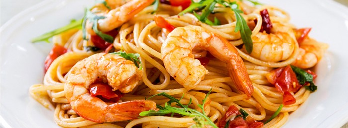 ¿Cómo cocinar un spaghetti con camarones y arúgula?