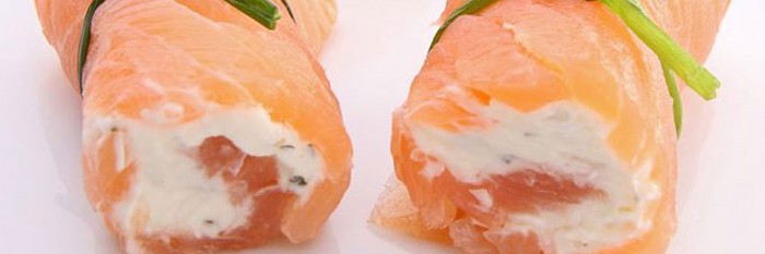 ¿Cómo preparar un rollo de salmón con queso crema?