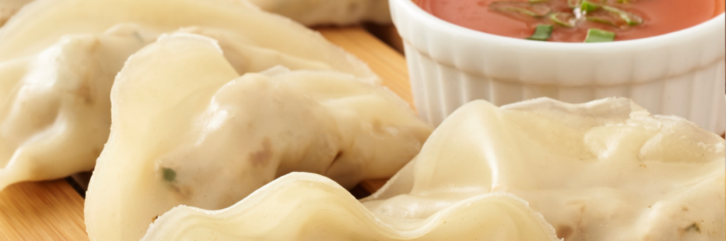 ¿Cómo preparar dumplings al vapor con topping de ajo y chile de árbol?
