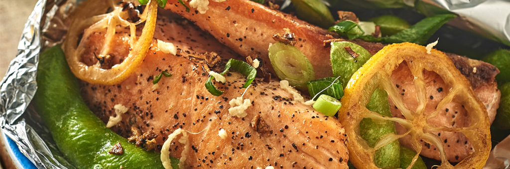 ¿Cómo preparar salmón al jengibre y rabos de cebolla ?